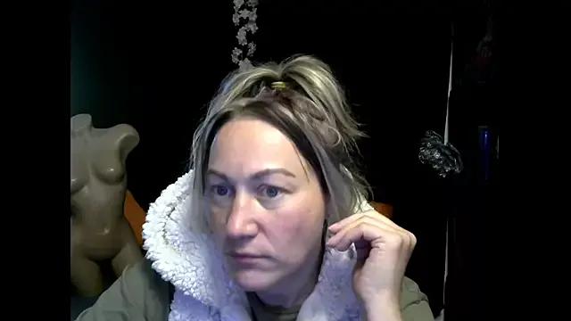 wLESLYMOSw from StripChat is Freechat