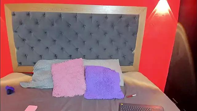 Xiomara_Stwart from StripChat is Freechat