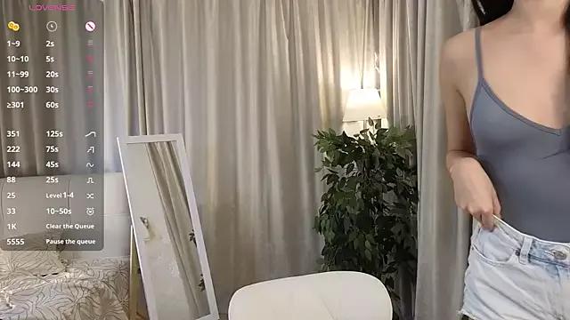 YaminaRedd from StripChat is Freechat