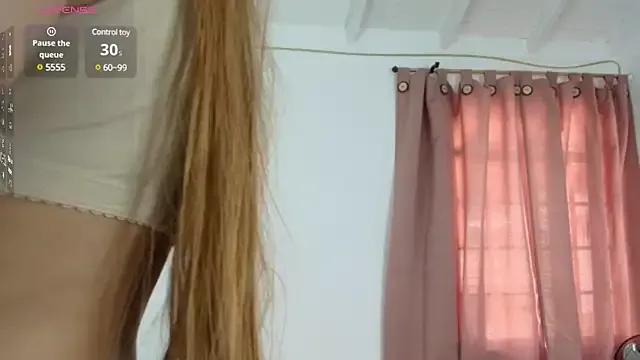 zaraquiinn from StripChat is Freechat