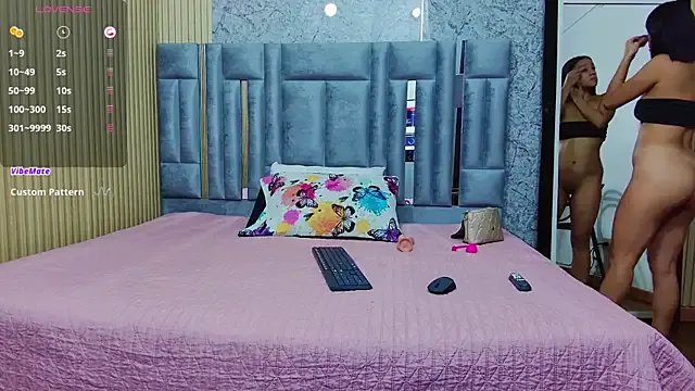 cutepetitee on StripChat